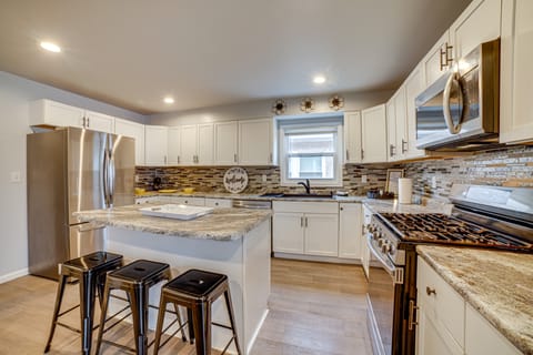 4 Mi to Lake Michigan: East Chicago Home w/ Grill House in Hammond