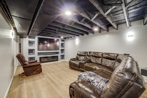 4 Mi to Lake Michigan: East Chicago Home w/ Grill House in Hammond