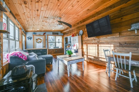 Large Family Home: 5 Mi to Dtwn Hagerstown! House in Shenandoah Valley