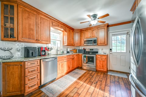 Large Family Home: 5 Mi to Dtwn Hagerstown! House in Shenandoah Valley