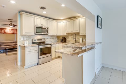 Hot Tub & Fenced Yard: Pet-Friendly Miramar Haven! House in Hollywood