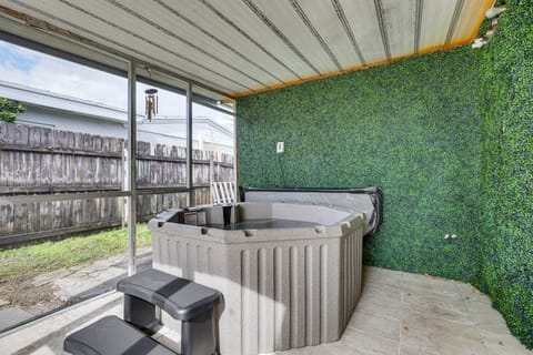 Hot Tub & Fenced Yard: Pet-Friendly Miramar Haven! House in Hollywood