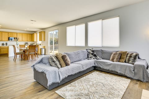 Pool Table & Charcoal Grill: Home in Victorville! House in Victorville