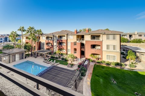Walk to Papago Park! Pool-View Phoenix Condo Apartment in Tempe