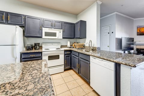 Walk to Papago Park! Pool-View Phoenix Condo Apartment in Tempe