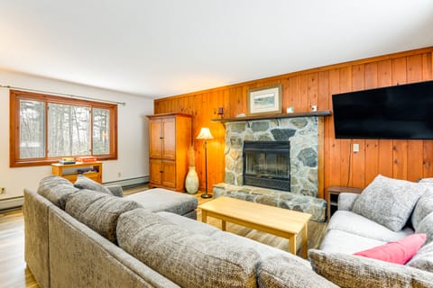 7 Mi to Mt Snow Resort: Family Home w/ Fire Pit! House in Dover