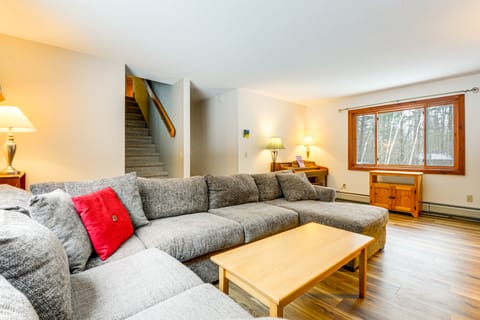 7 Mi to Mt Snow Resort: Family Home w/ Fire Pit! House in Dover