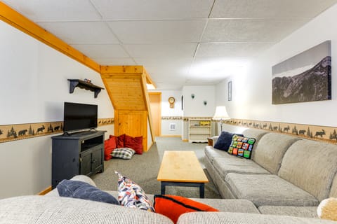 7 Mi to Mt Snow Resort: Family Home w/ Fire Pit! House in Dover