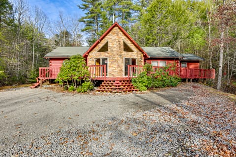 15 Mi to Snowshoe Resort: Cabin w/ Deck & Fire Pit House in Shenandoah Valley