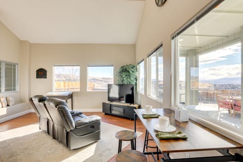 Mtn-View Haven w/ Hot Tub! 28 Mi to Mt Rose Ski House in Sparks