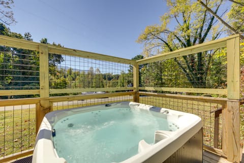 Hot Tub + Game Room: Gatlinburg Family Cabin! House in Gatlinburg
