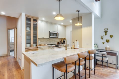 8 Mi to Northstar Slopes: Tahoe Gem w/ Fireplace Apartment in Tahoe Vista