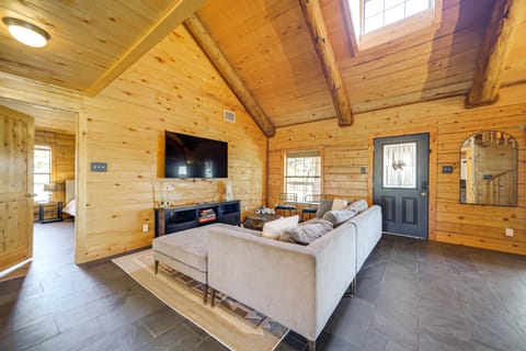 5 Mi to Dtwn Dripping Springs: Cabin w/ Jacuzzi! House in Rio Grande