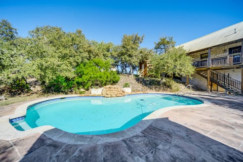 5 Mi to Dtwn Dripping Springs: Cabin w/ Jacuzzi! House in Rio Grande