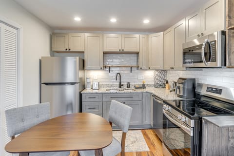 2 Mi to University of Louisville: Apt w/ Fire Pit! Apartment in Louisville