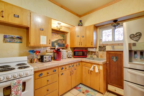 Steps to Truckee River Walk: 'Rose Cottage' House in Reno