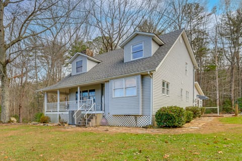 30 Acres of Mountainside Peace: Home in Marble House in Tennessee