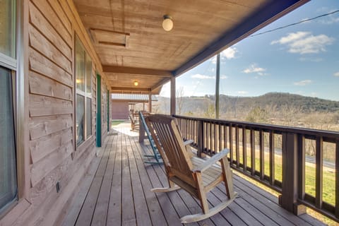 Walk to White River: Mountain View Family Cabin! House in Arkansas
