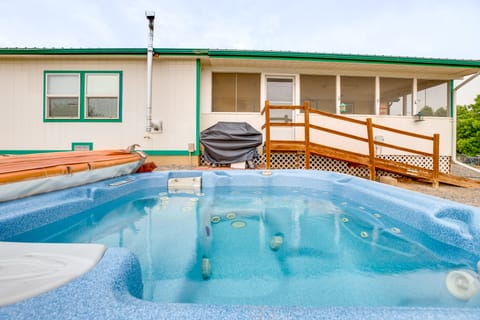 Hot Tub & Screened Porch: Getaway in Montrose! House in Colorado