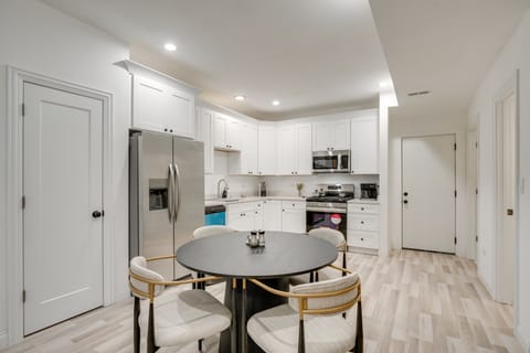 Townhome < 5 Mi to Naperville & Morton Arboretum Apartment in Lisle