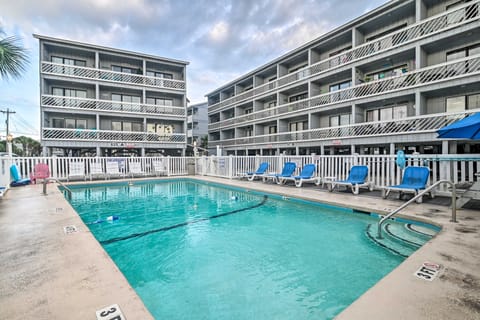 Walk to Beach: Top-Floor Condo in Murrells Inlet Apartment in Garden City