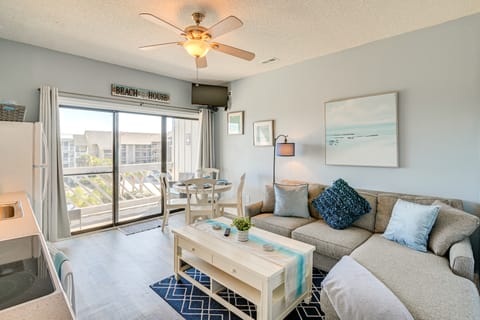 Walk to Beach: Top-Floor Condo in Murrells Inlet Apartment in Garden City