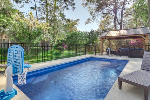 4 Mi to Savannah: Home w/ Gazebo & Seasonal Pool! House in Savannah