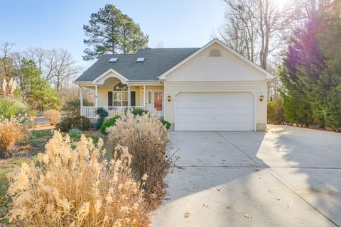 8 Mi to Beach: Ocean Pines Home Near Marina & Golf House in Ocean Pines