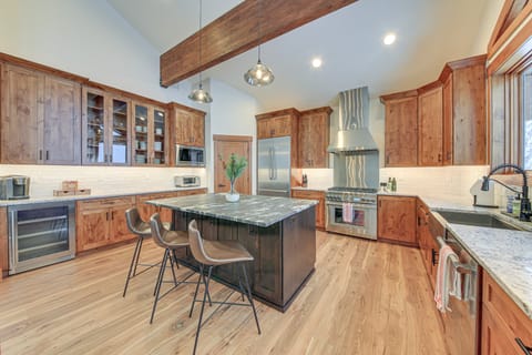 Stunning View! Peaceful & Modern Schweitzer Chalet House in Idaho