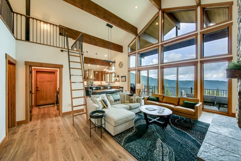 Stunning View! Peaceful & Modern Schweitzer Chalet House in Idaho