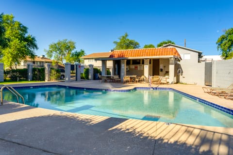 Community Pool: Scottsdale Condo 2 Mi to ASU Apartment in Tempe