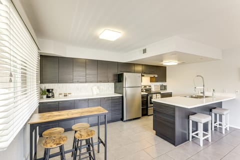 Community Pool: Scottsdale Condo 2 Mi to ASU Apartment in Tempe