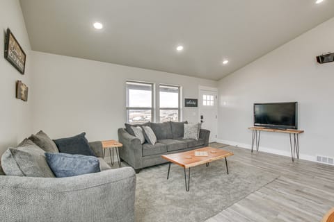 2 Mi to Bear Lake: Mtn-View Gem in Garden City House in Garden City