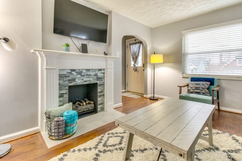 Walk to Main Street: Charming Bellevue Home House in Bellevue