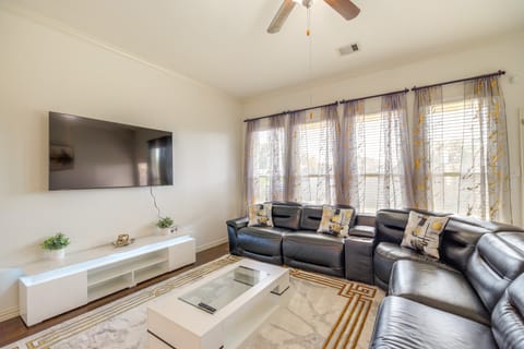 22 Mi to Dtwn Houston: Spacious Baytown Home! House in Baytown