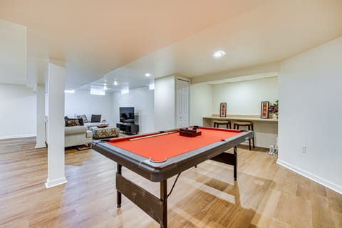 Fire Pit & Yard: Family Home in Farmington Hills! House in Farmington Hills