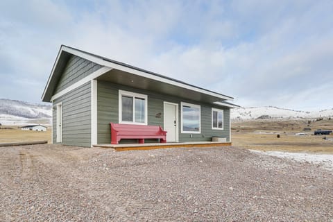 Starry Skies & Mtn Views: Family Retreat in Elmo Cottage in Idaho