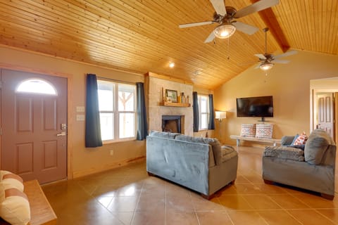 Private Hot Tub & Pickleball Court: Baird Home! House in Texas