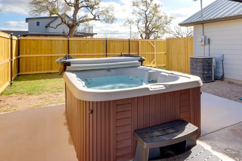 Private Hot Tub & Pickleball Court: Baird Home! House in Texas