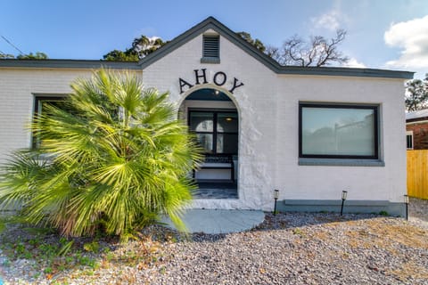 5 Mi to Dtwn: Bright Home w/ Yard in Pensacola! House in Pensacola Beach