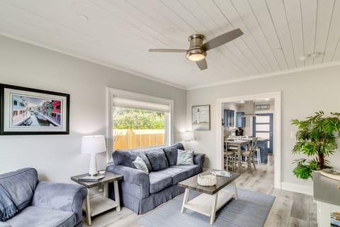 5 Mi to Dtwn: Bright Home w/ Yard in Pensacola! House in Pensacola Beach