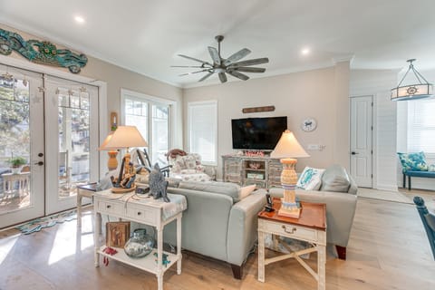 Walk to Public Beach: Hideaway in St Simons Island House in Saint Simons Island