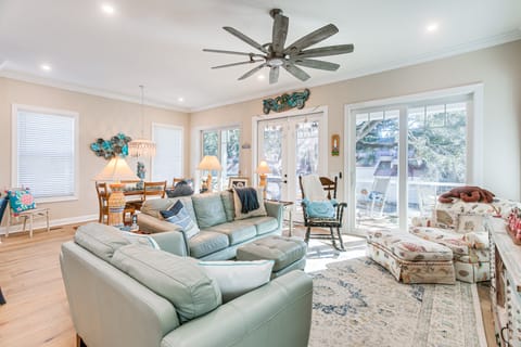 Walk to Public Beach: Hideaway in St Simons Island House in Saint Simons Island