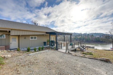 Cozy Table Rock Lake 'Boathouse' w/ Pool Access Cottage in Table Rock Lake