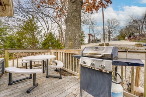Walk to Lake & Trails: Cape Fair Retreat w/ Grill! Apartment in Table Rock Lake