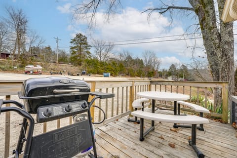 Lake & Trail Access: Cape Fair Cottage w/ Deck Cottage in Table Rock Lake