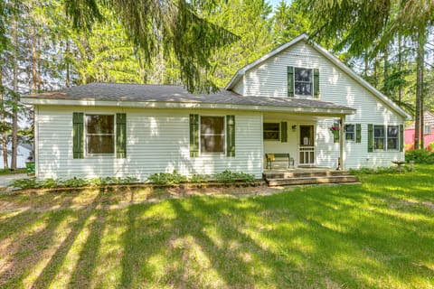 < 1 Mi to Snowmobile Trails: Cozy Cadillac Retreat House in Michigan