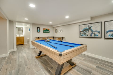 2 Blocks to Downtown Chelan: Home w/ Hot Tub! House in Chelan (In Town)