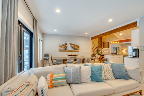 2 Blocks to Downtown Chelan: Home w/ Hot Tub! House in Chelan (In Town)