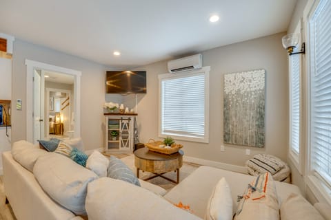 2 Blocks to Downtown Chelan: Home w/ Hot Tub! House in Chelan (In Town)